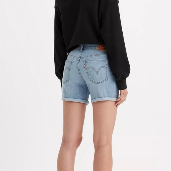NWT Women's Levi's Mid Length Classic Blue Jean Shorts with Frayed Hem Size 28 - Picture 3 of 10